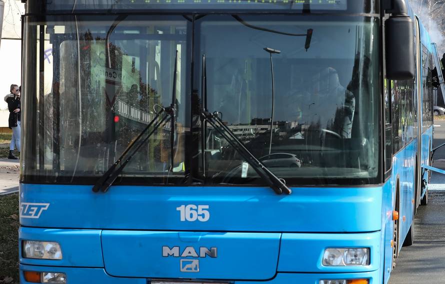 Zagreb: Vatrogasci ugasili poÅ¾ar na autobusu ZET-a na izlasku iz naselja Dugave