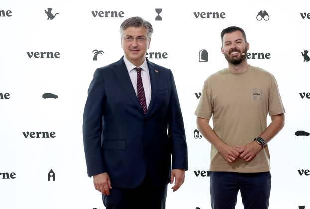 Zagreb: Mate Rimac dočekao Andreja Plenkovića koji je stigao na predstavljanje robotaksija "Verne"