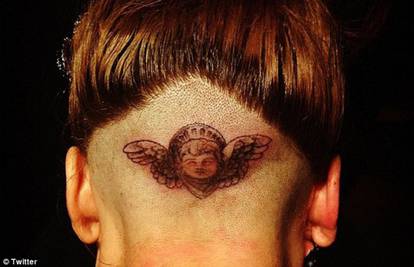 Dio glave koji je obrijala Lady Gaga tetovirala pred fanovima