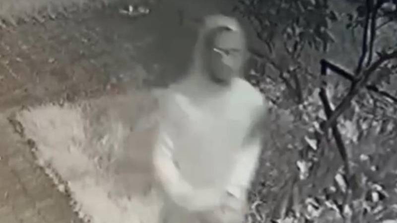 Prepoznajete li ga? Zagrebačka policija traži muškarca s fotke zbog bludnih radnji nad ženom!