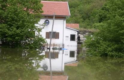 HGSS spašava pothlađenu ženu u odsječenom Srbu, ima klizišta