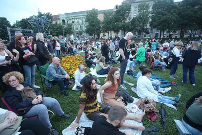 FOTO Nevrijeme je prekinulo koncert na Tomislavcu: Ljudi tražili sklonište u pothodniku