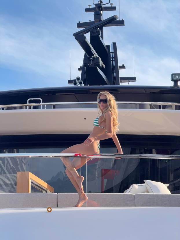 FOTO Nova ljubav na pomolu u Formuli 1? Aktualnog prvaka obgrlila fatalna influencerica