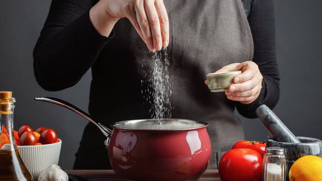 Naučite kada i kako pravilno zasoliti hranu tijekom kuhanja