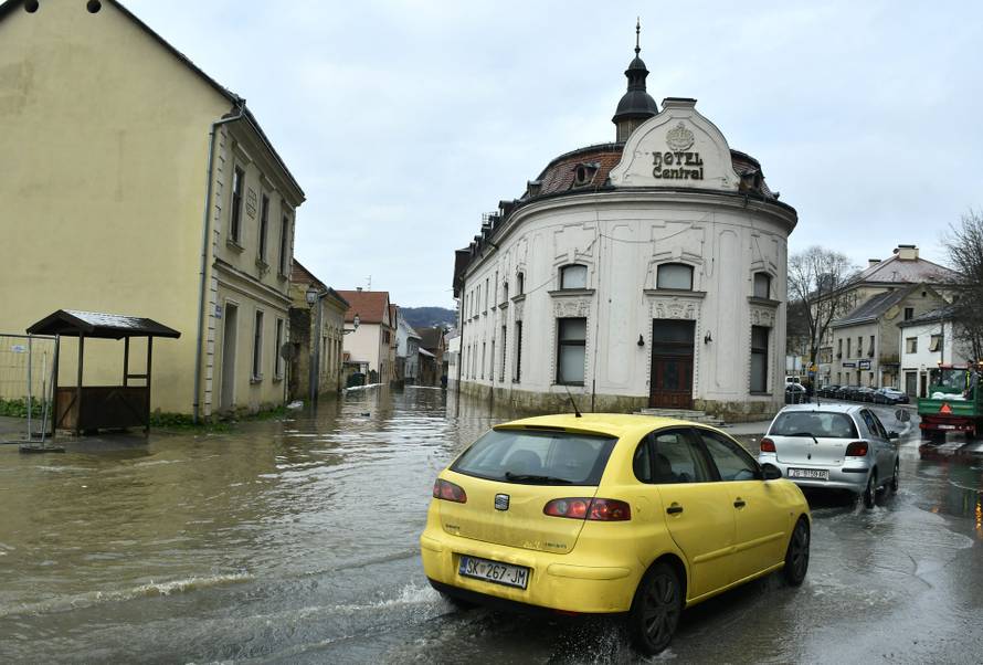 Dio Hrvatske Kostajnice pod vodom, izlila se rijeka Una