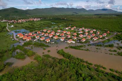 Pogled iz zraka na poplavljeni Gračac