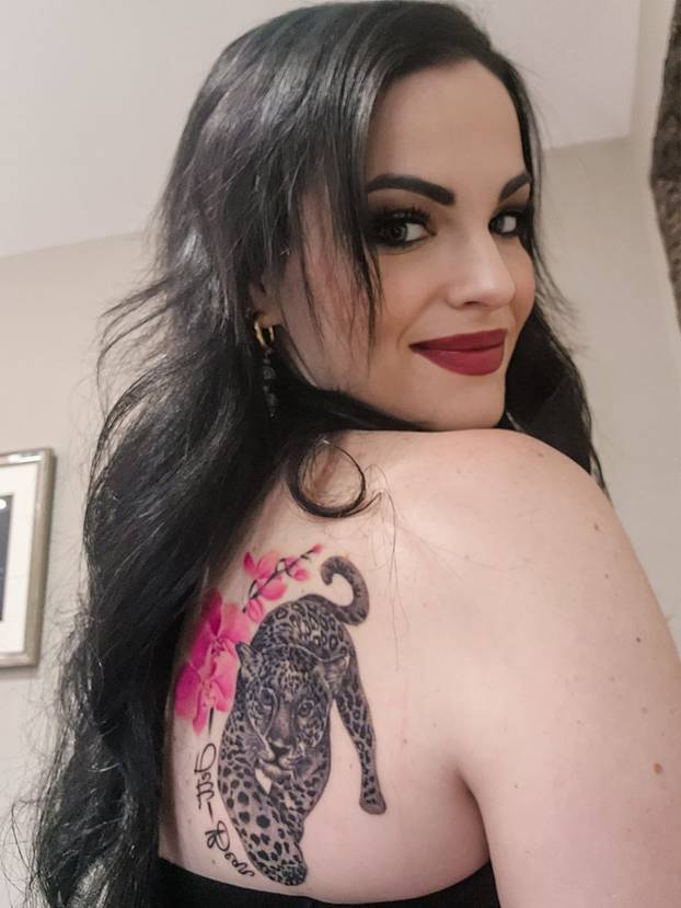 FOTO Ova odvjetnica ima najširi jezik, liže 4 lizalice. Odjednom!