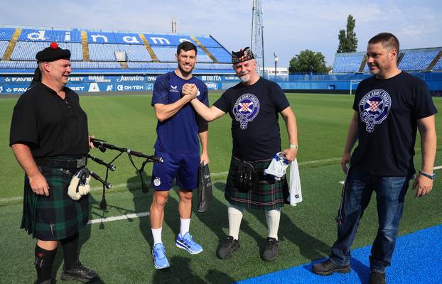 Zagreb: Udruga Tartan Army Croatia uručila je Scottu McKenni plaketu za doživotno članstvo u udruzi
