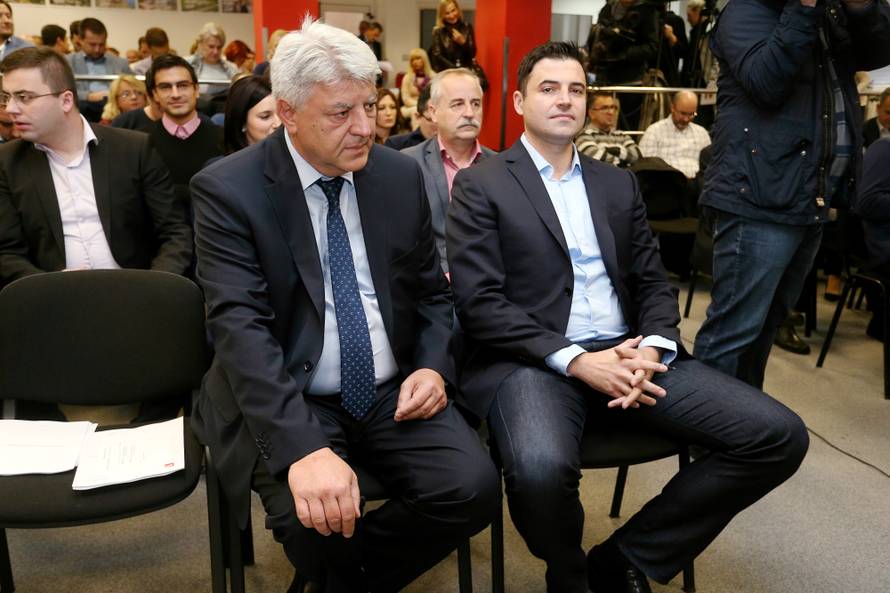 "Dok ljudi napuštaju zemlju, ortačka skupina izvlači novac"