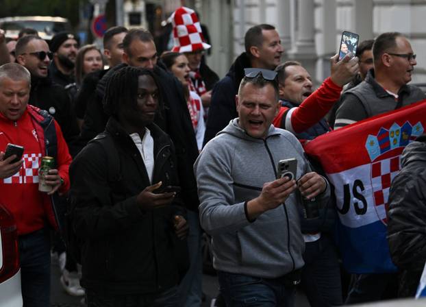 Prag: Hrvatski navijači u korteu idu do stadiona