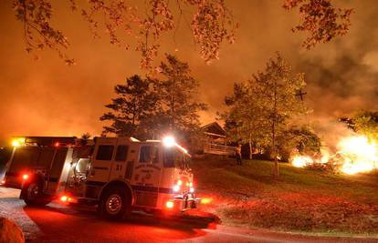 Evakuirali pet mjesta, požar već danima bjesni u Kaliforniji