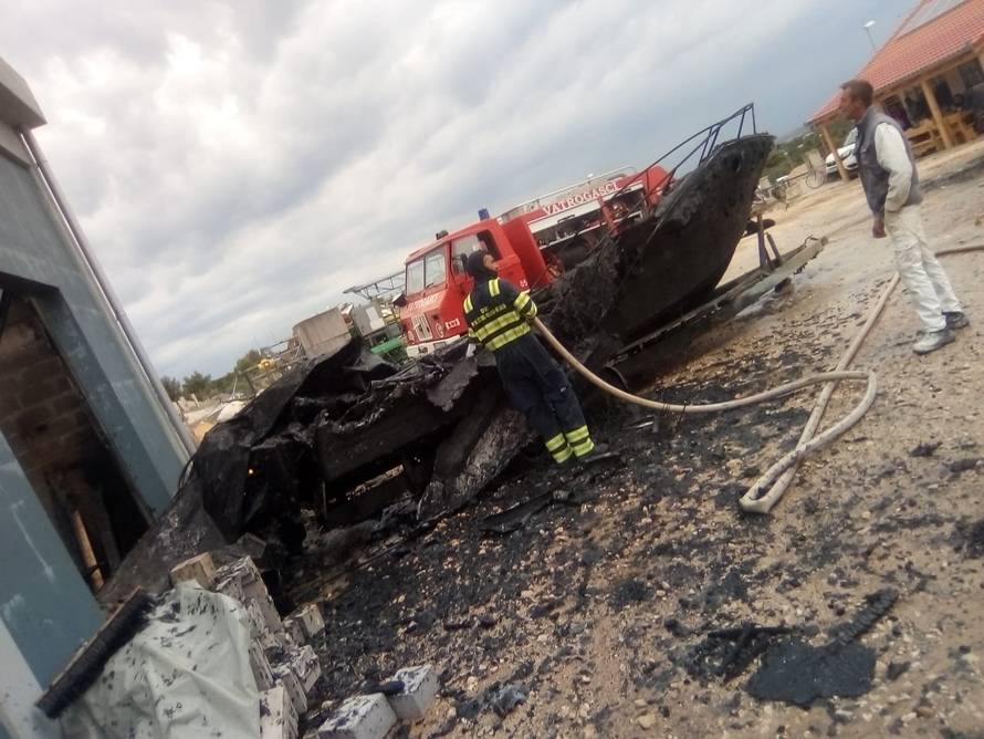 Izgorjela tri broda zbog žara, požar zbog bure prijetio kućama