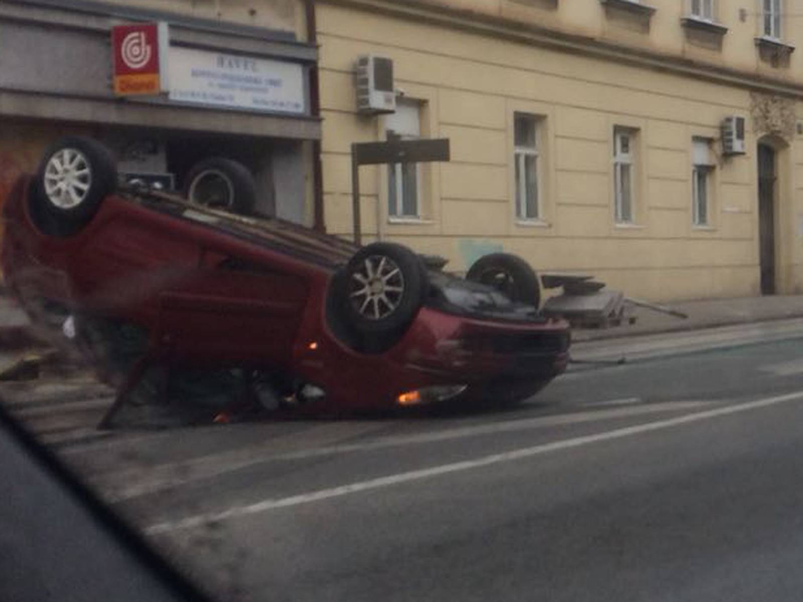 Sudarila se dva automobila: Jedan se prevrnuo na krov