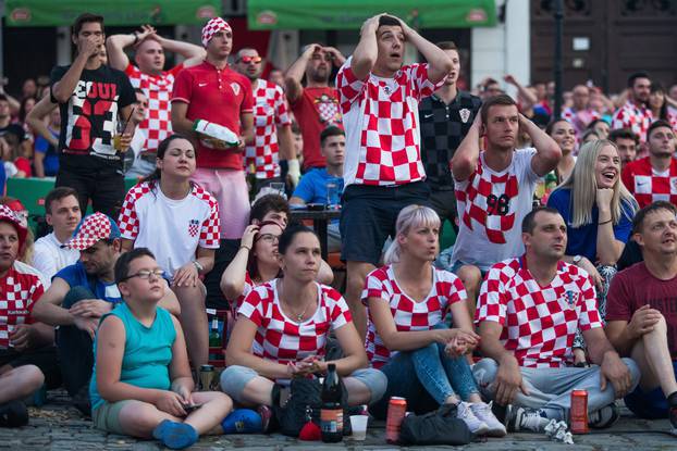Osijek: NavijaÄi u TvrÄi prate utakmicu Argentina - Hrvatska