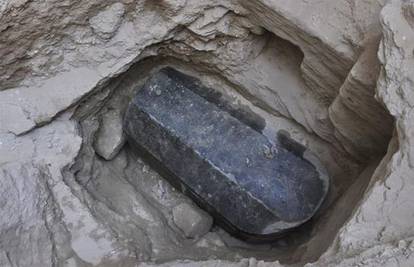 Golemi crni sarkofag pronađen u Egiptu šokirao stručnjake