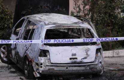 U Splitu eksplodirao pa u potpunosti izgorio automobil
