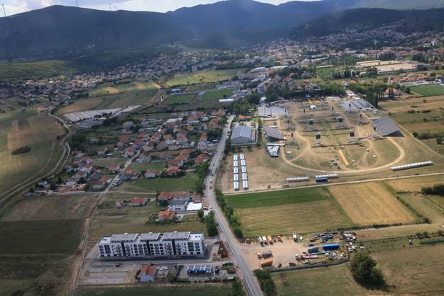 Sinj: Pogled iz zgrade na pripremu pozornice za koncert Marka Perkovića Thomspona