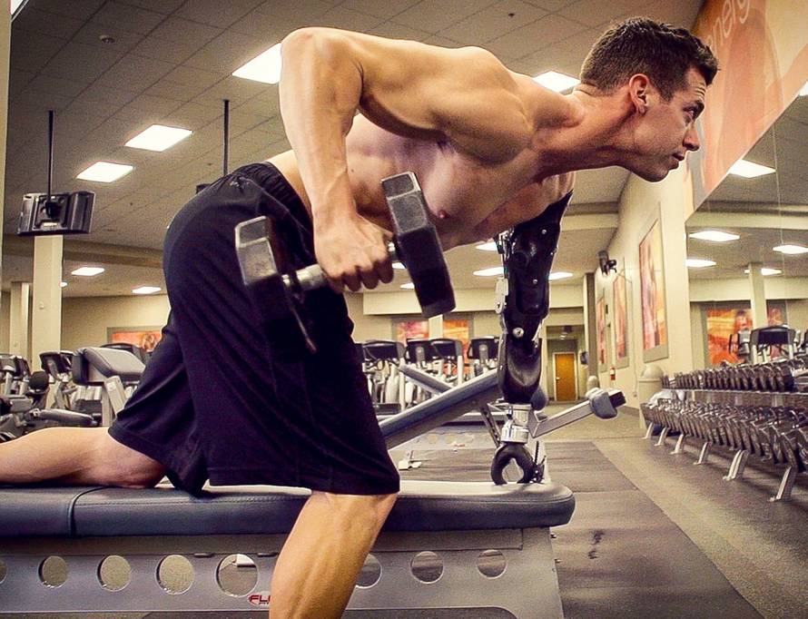 Rodio se bez jedne ruke, ali to ga nije spriječilo da se 'nabilda'