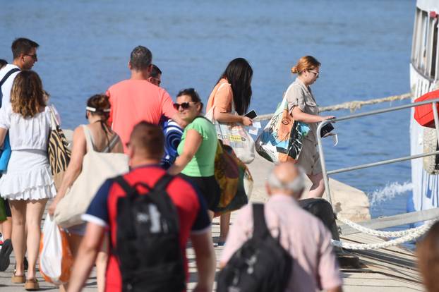 Šibenik: Spas od vru?ina mnogi su odlu?ili potražiti na otocima 