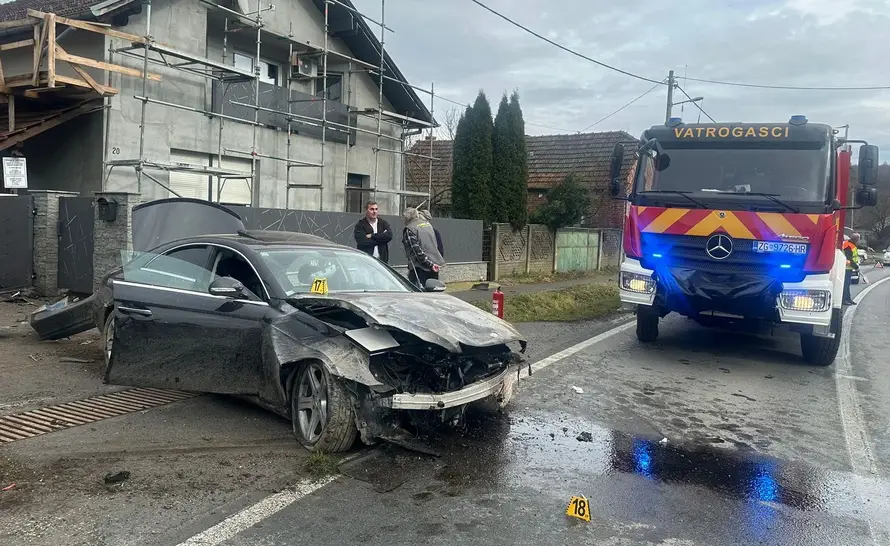 Vozio Mercedes bez vozačke pa se zabio u zid kuće: Vozač (26) i putnica (21) lakše ozlijeđeni