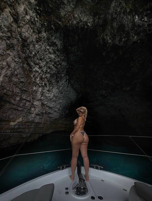 FOTO Golišava izdanja postala su joj zaštitni znak: Bebe Rexha ne boji se pokazati obline