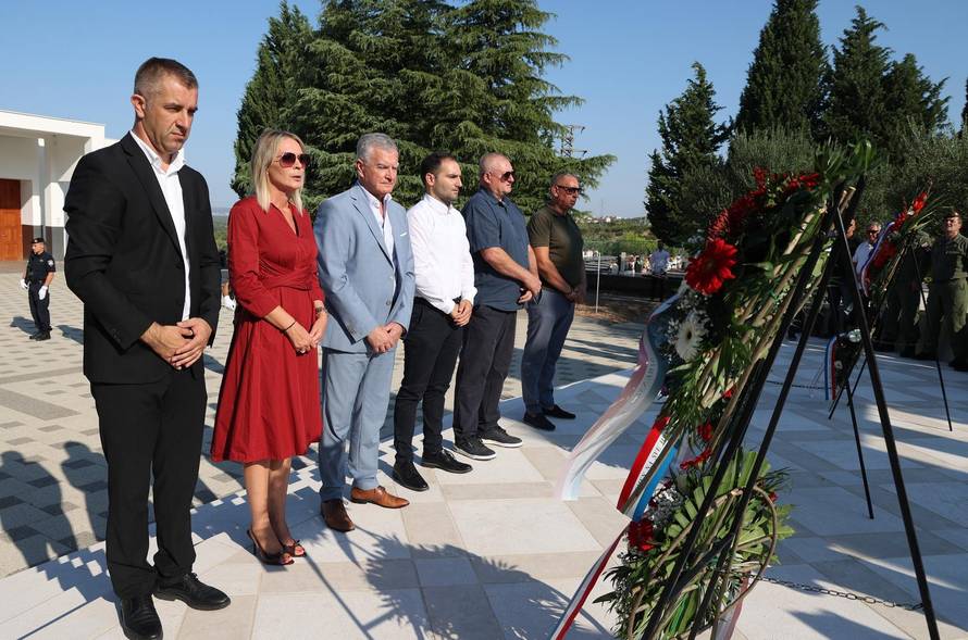 Šibenik: Položeni vijenci i zapaljene svije?e povodom obljetnice Oluje