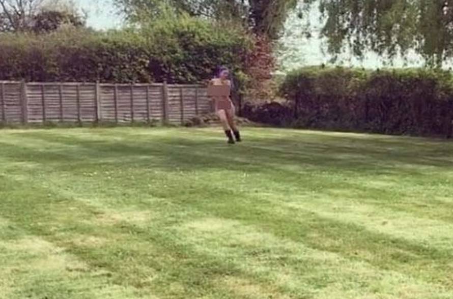 Proslavila razvod: Jodie Marsh potpuno gola trči po dvorištu