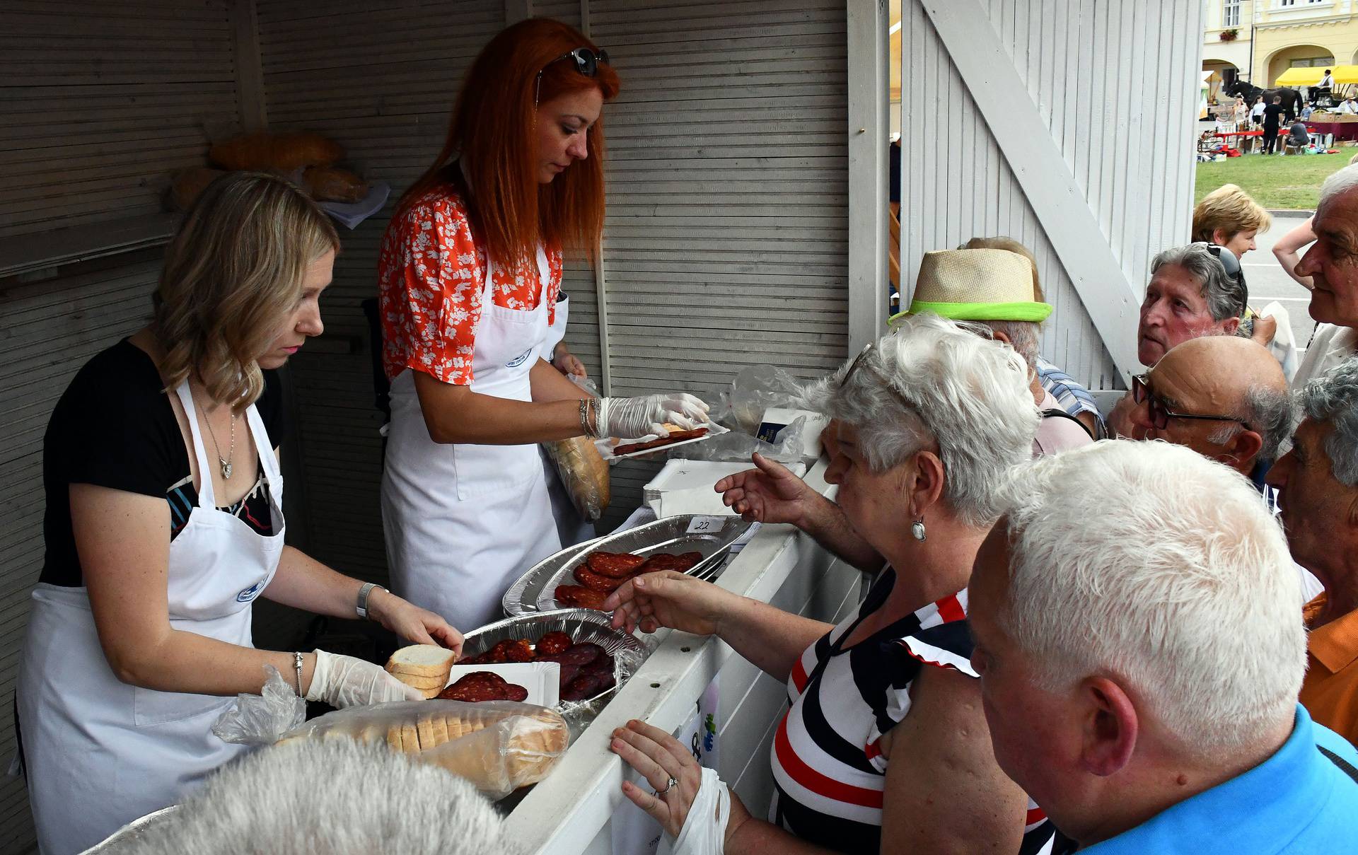 Požega: Održan Festival kulena i vina i tradicionalni Ivanjski krijes 