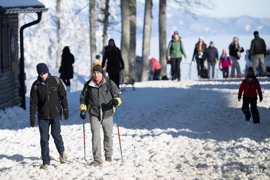 Zagreb: Građani uživaju u suncem okupanom Sljemenu 