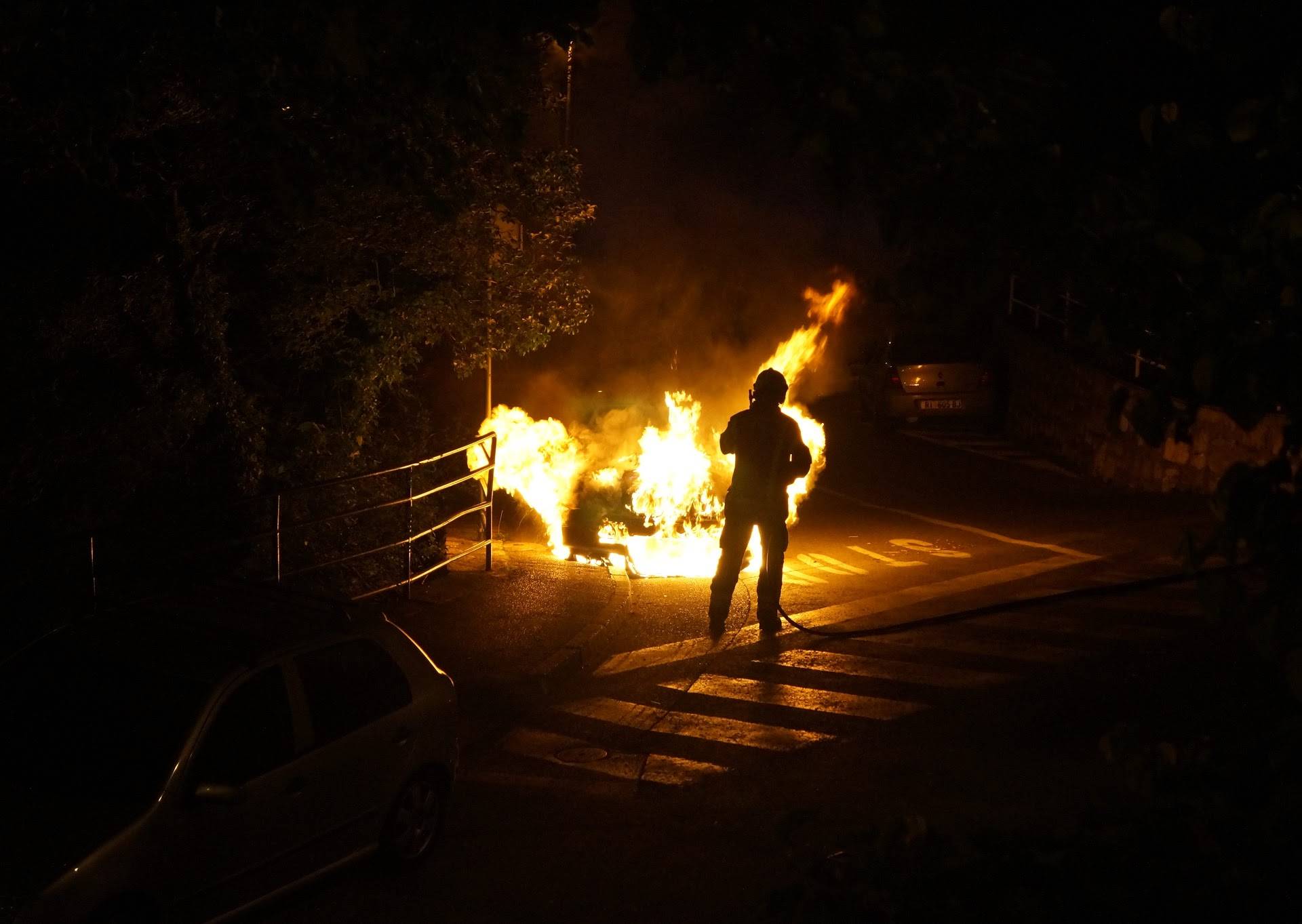 Auto mu se zapalio u vožnji: U Rijeci je potpuno izgorio BMW