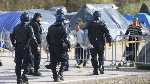 Velika Kladuša: Granični prijelaz i dalje zatvoren, migranti u improviziranom kampu