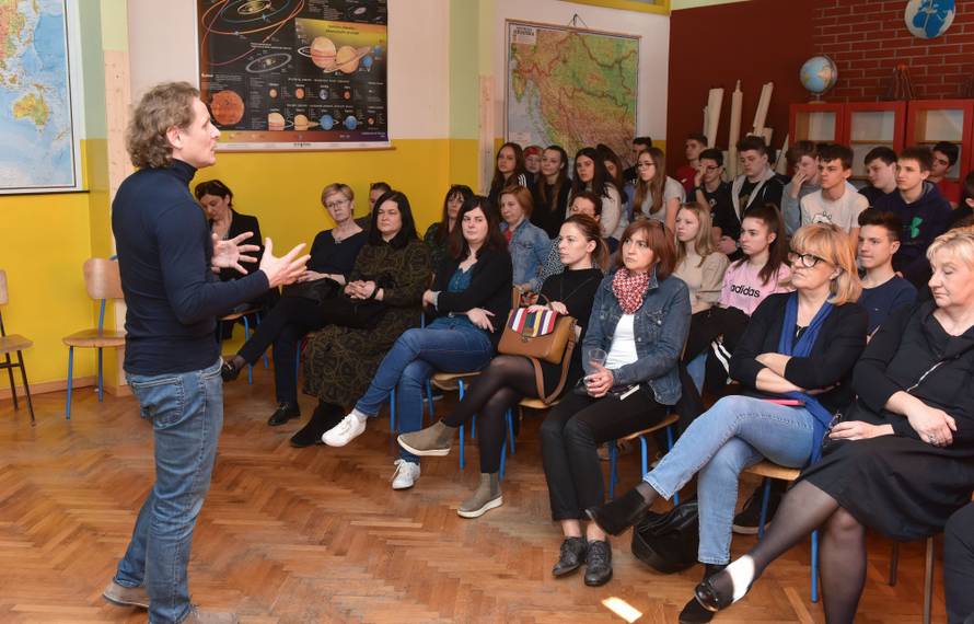 Profesor Đikić učenicima: Virus mogu pobijediti znanje i oprez
