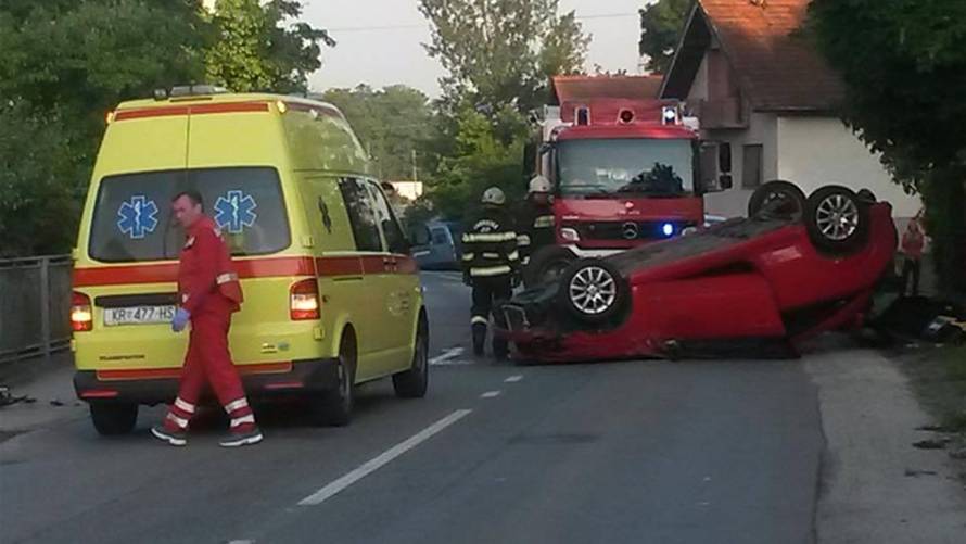 Rotirali se pa prevrnuli na krov, iz auta su ih vadili vatrogasci