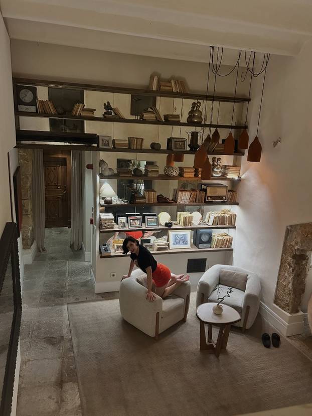 FOTO Zgodna stjuardesa hitno traži muža: Sama sam već 3 godine, želim da bude stariji...