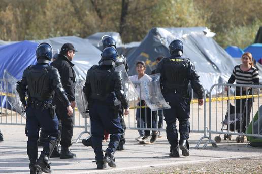 U obračunu migranata poginulo troje? Ubijeni hladnim oružjem