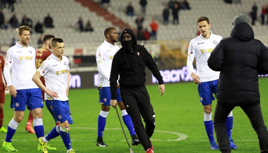 Huligan koji je uletio sa šipkom u teren dobio 15 dana pritvora!