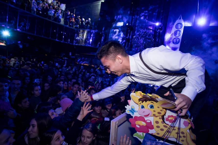 Bruno je novi Videostar: Cure su se gurale da mu priđu bliže