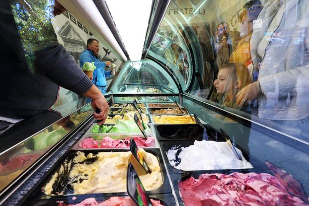 U povodu kraja turističke sezone, pulska slastičarnica nudi svima besplatan sladoled