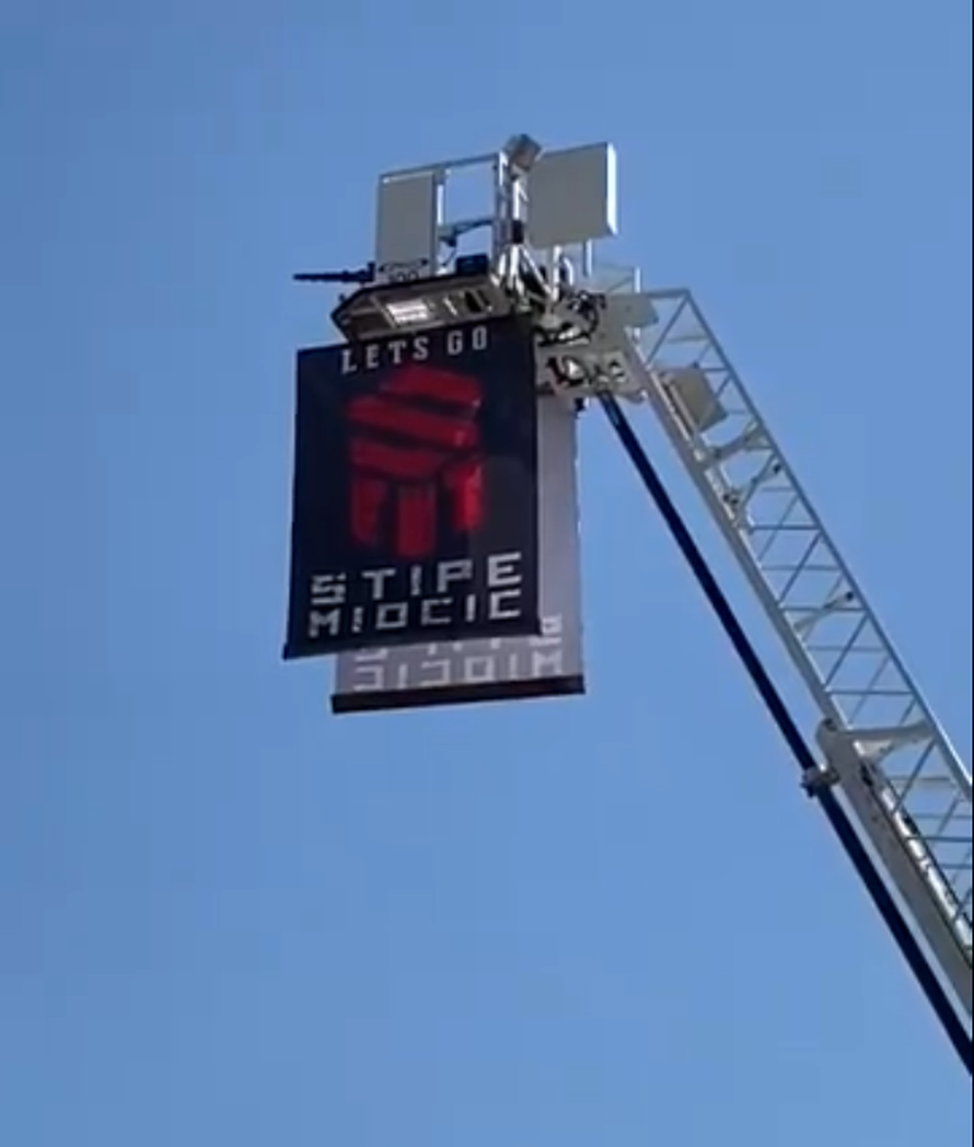 Stipini vatrogasci parkirali su kamion ispred Arene i navijali: 'To smo mi, to su moja braća'