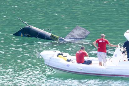 FOTO Specijalci u BiH izvlače helikopter koji je pao u jezero