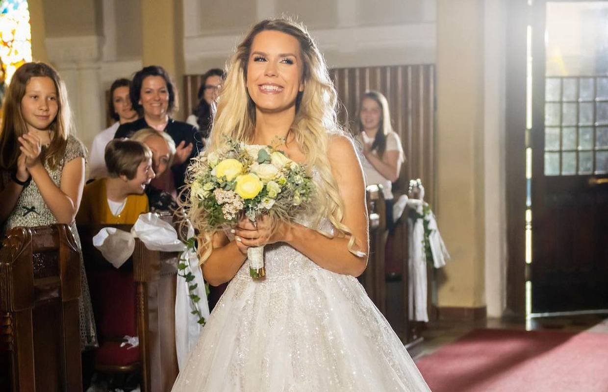 Slovenska ljepotica u vjenčanici zbunila fanove: Poslušajte njezin novi party hit '1, 2, 3'