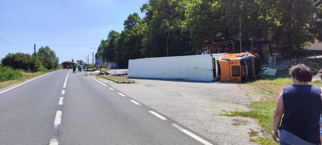 UZNEMIRUJUĆE Sudarili se auto i kamion, poginuo vozač