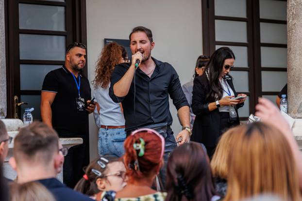 Split: Građani se okupili u spomen na Halida Bešlića na gradskoj Pjaci