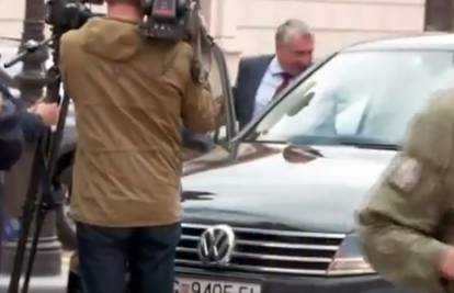 Ministar Štromar bježao je od novinara pa ušao u krivi auto...