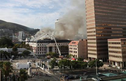 Požar na južnoafričkom parlamentu opet se rasplamsao