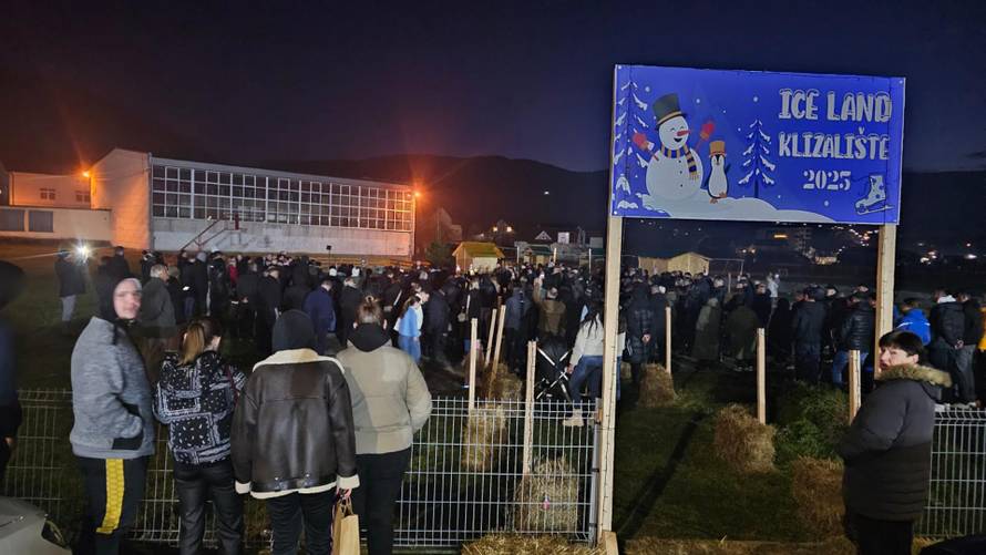 FOTO Zabranili im Advent u Uskoplju, prosvjedovalo više stotina Hrvata: 'Skandalozno'