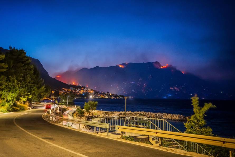 Duće:  Pogled pred jutro na Omiš.
