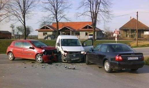 Nije poštivao prednost pa je razbio čak tri autmobila