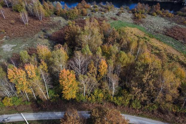 Pogled iz zraka na predivnu rijeku Liku u jesen koja osvaja na prvi pogled
