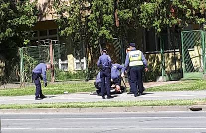 'Nešto je viknuo pa dignuo nož. Policajci su ga oborili na pod...'